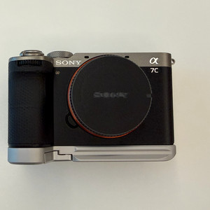 소니 Sony A7C2 카메라 + 엄지그립 + 스몰리그 플레이트 이미지