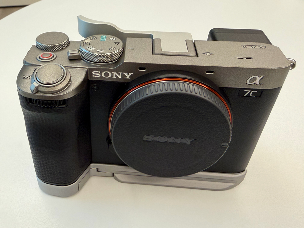 소니 Sony A7C2 카메라 + 엄지그립 + 스몰리그 플레이트 이미지