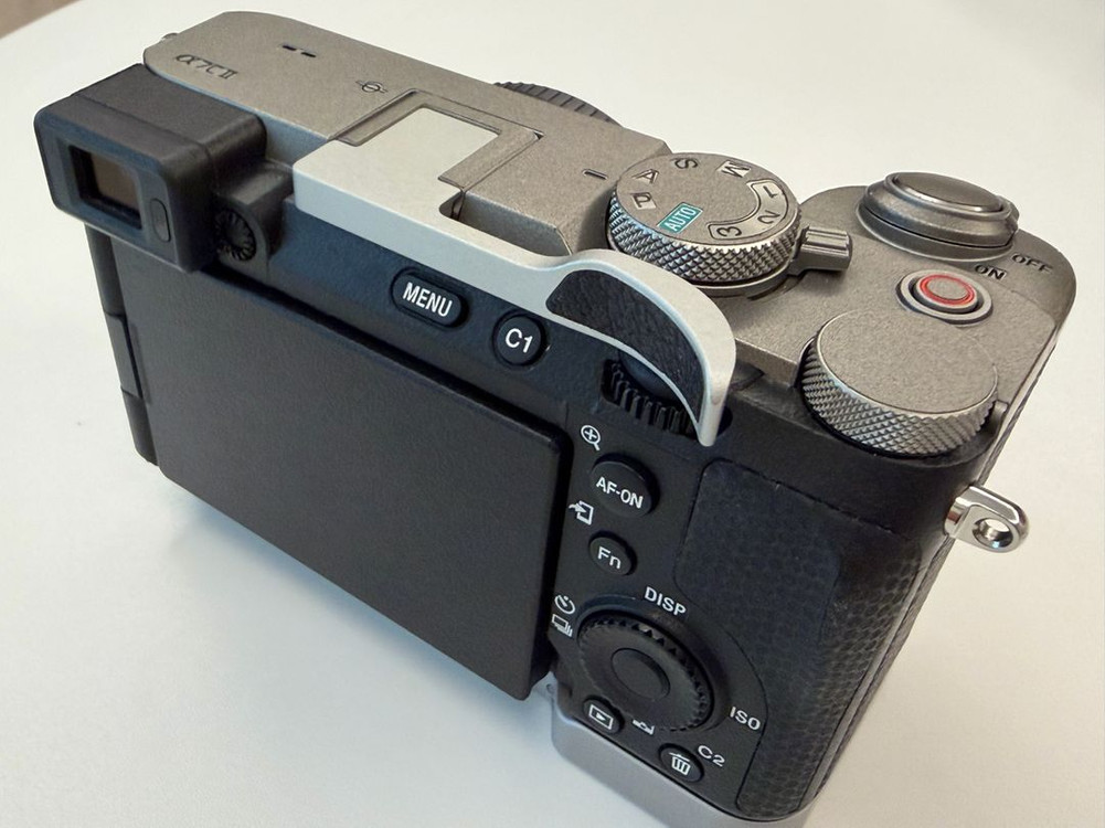 소니 Sony A7C2 카메라 + 엄지그립 + 스몰리그 플레이트 이미지