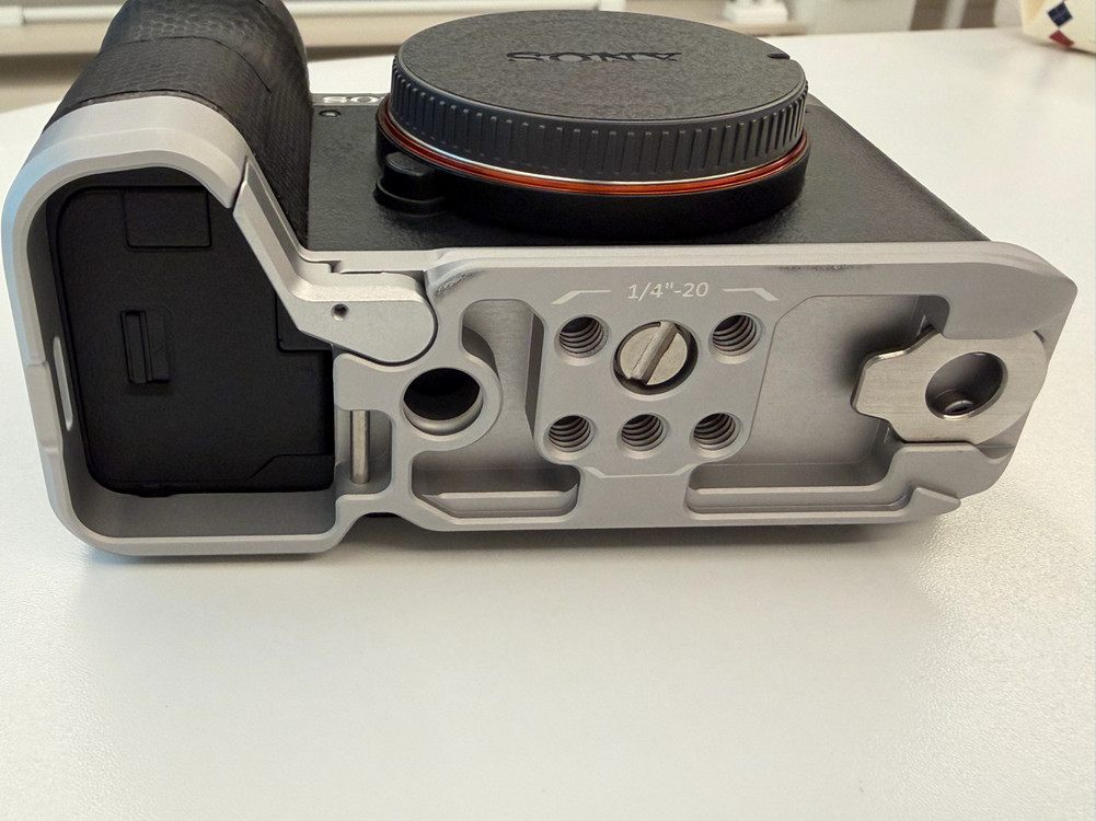 소니 Sony A7C2 카메라 + 엄지그립 + 스몰리그 플레이트 이미지