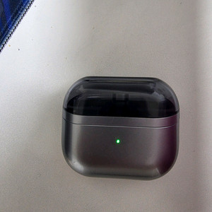 버즈3 프로 충전케이스 이미지