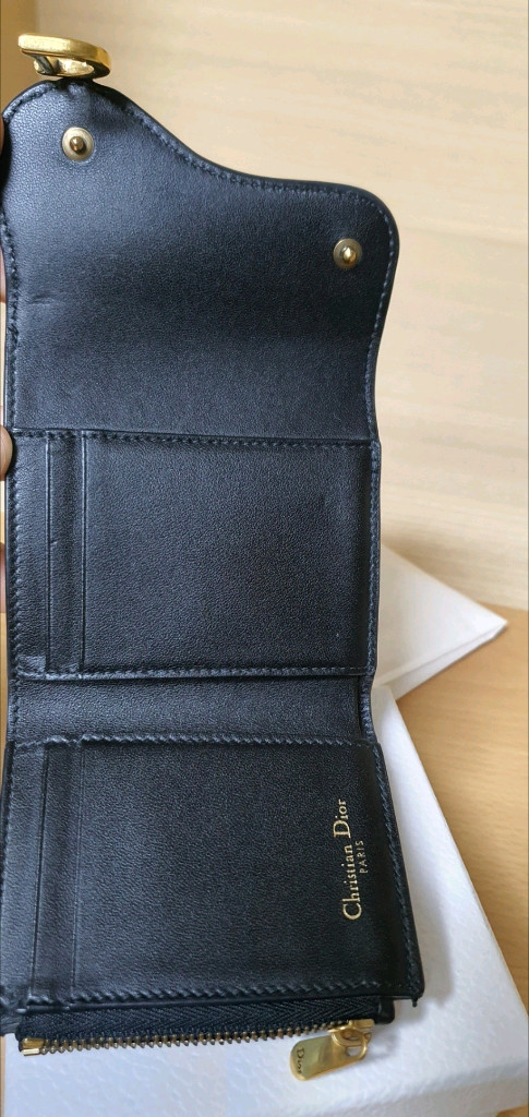 디올 새들 로투스 반지갑 정품S급(감정O)구찌프라다루이비통디올고야드샤넬셀린느보테가생로랑발렌시아가버버리가방 이미지