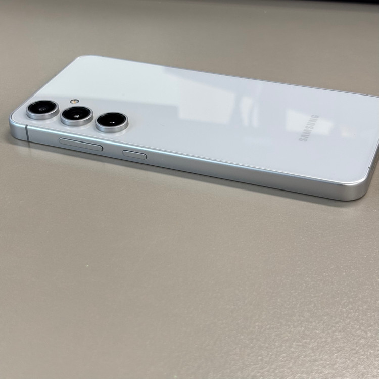 갤럭시S24FE 실버색상 256용량 미파손 무잔상 특AAA급 상태좋은단말기 이미지