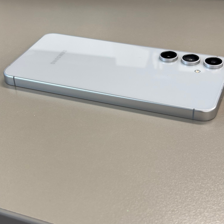갤럭시S24FE 실버색상 256용량 미파손 무잔상 특AAA급 상태좋은단말기 이미지