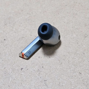 갤럭시 버즈3프로 실버 오른쪽 이미지