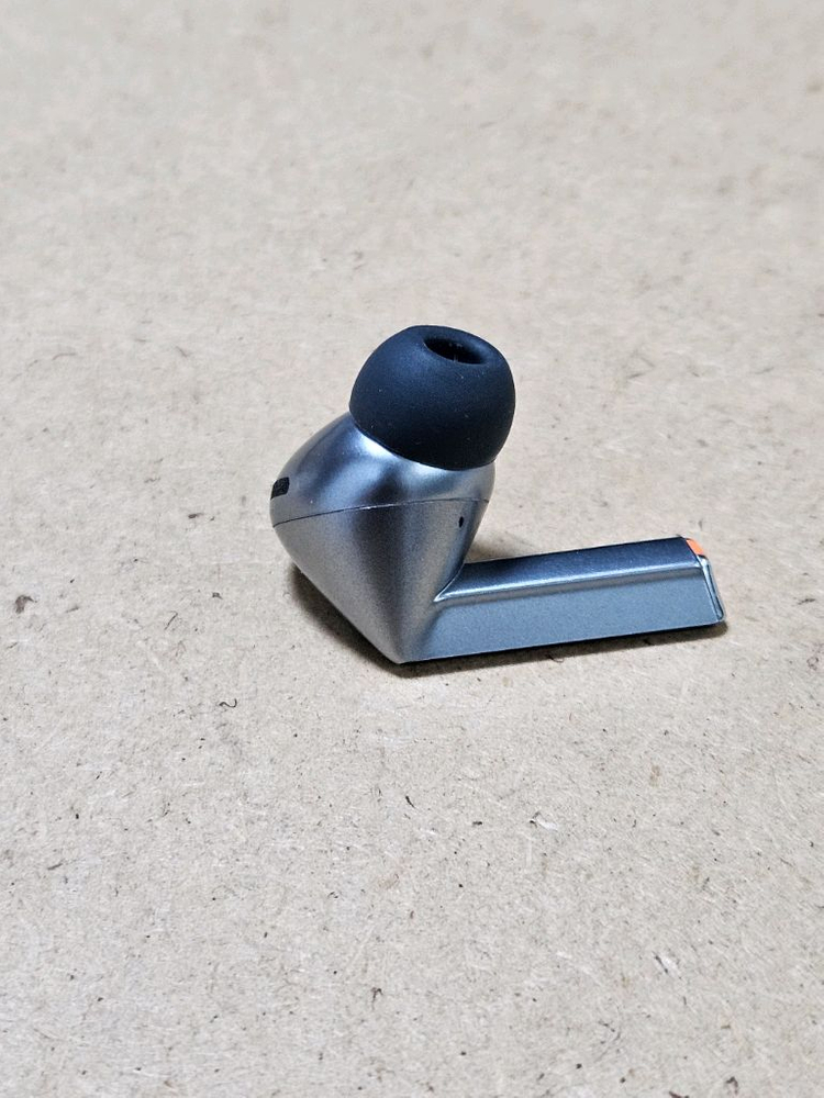 갤럭시 버즈3프로 실버 오른쪽 이미지