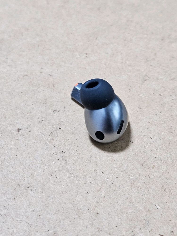 갤럭시 버즈3프로 실버 오른쪽 이미지