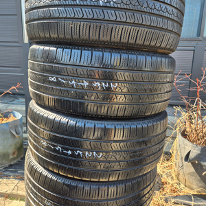 225 45 18 피렐리 중고타이어 1대분 판매장착 및 휠발란스 포함 개당 6만원입니다.트래드 80퍼센트 수준입니다 이미지