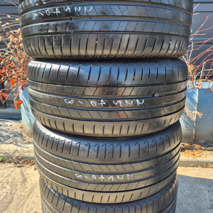 225 40 18 미쉐린 중고타이어 1대분 판매합니다장착 및 휠발란스 포함 개당 6만원입니다트래드 80퍼센트 수준입 이미지