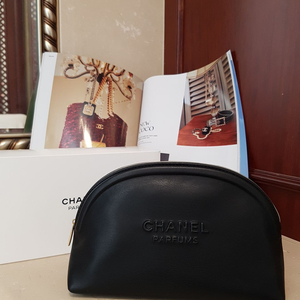 샤넬 블랙 반달파우치 이미지