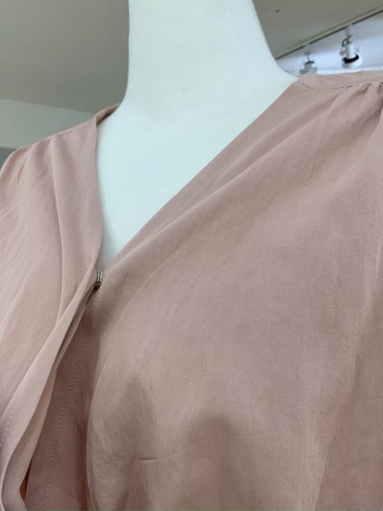 피팅상품 도매가이하) 멜라운지 셔링 랩 블라우스 핑크 이미지