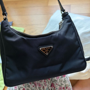 프라다 나일론호보백 이미지