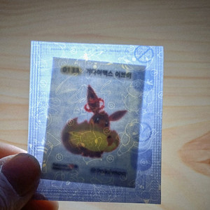 포켓몬시즌5띠부씰 거다이맥스이브이 1만원에 판매합니다 이미지