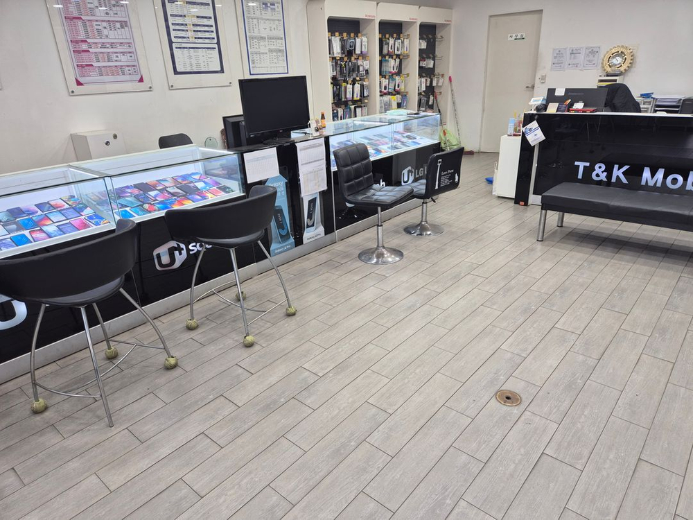 휴대폰 진열장 및 인포 인테리어 세트 이미지