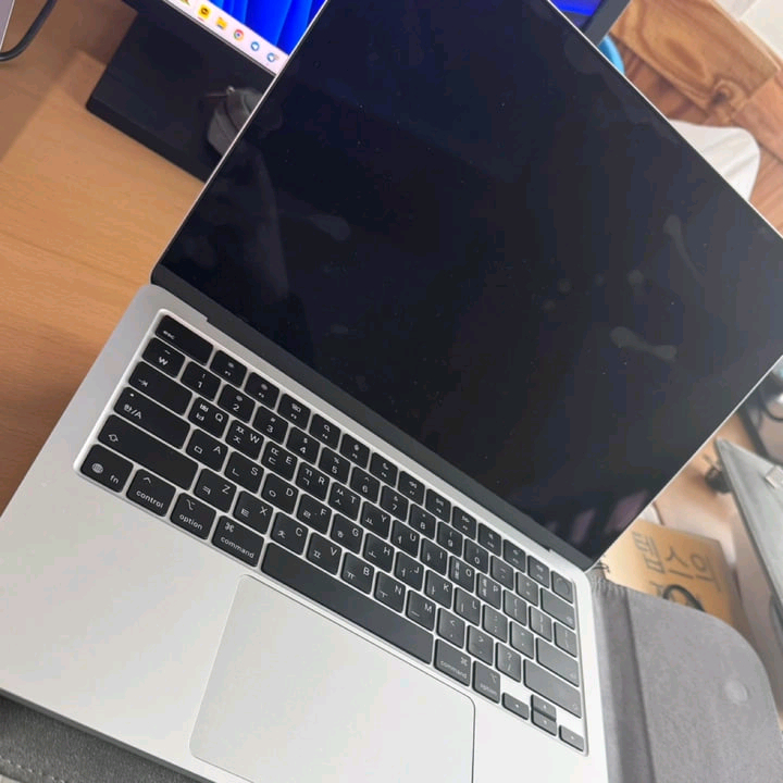 맥북에어 M4 13인치 실버 풀박스 판매 (램16GB / 배터리사이클 2 / 새제품급) 이미지