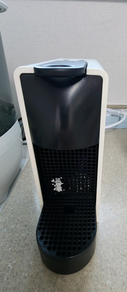 네스프레소 에센자 미니 C30_화이트 이미지