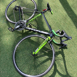 캐논데일 캐드12 팝니다. 캐논데일의 최상급 알루모델입니다. 시마노105이고 2x11단, 44사이즈. 이미지