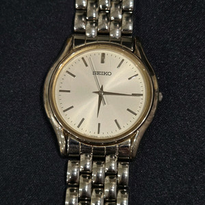 SEIKO 세이코 빈티지 드레스워치 모델명 : V701-7A20 무브먼트 :쿼츠특징: 3 바늘 실버 다이얼 슬림라 이미지