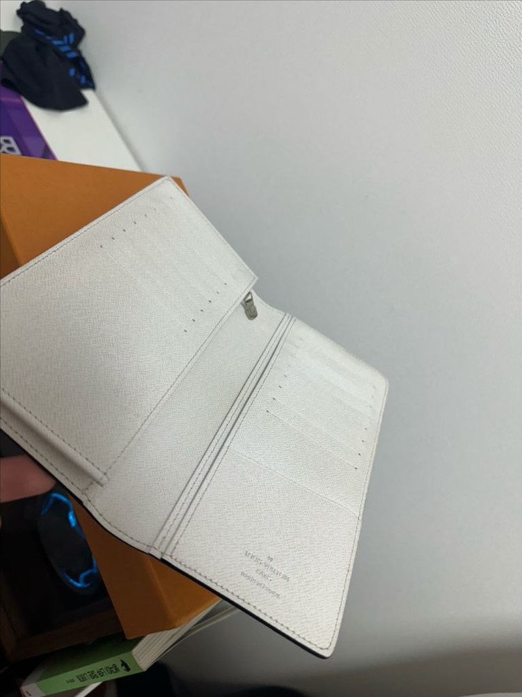 실착 적은 루이비통 옵틱 화이트 브라짜 화이트 장지갑 이미지