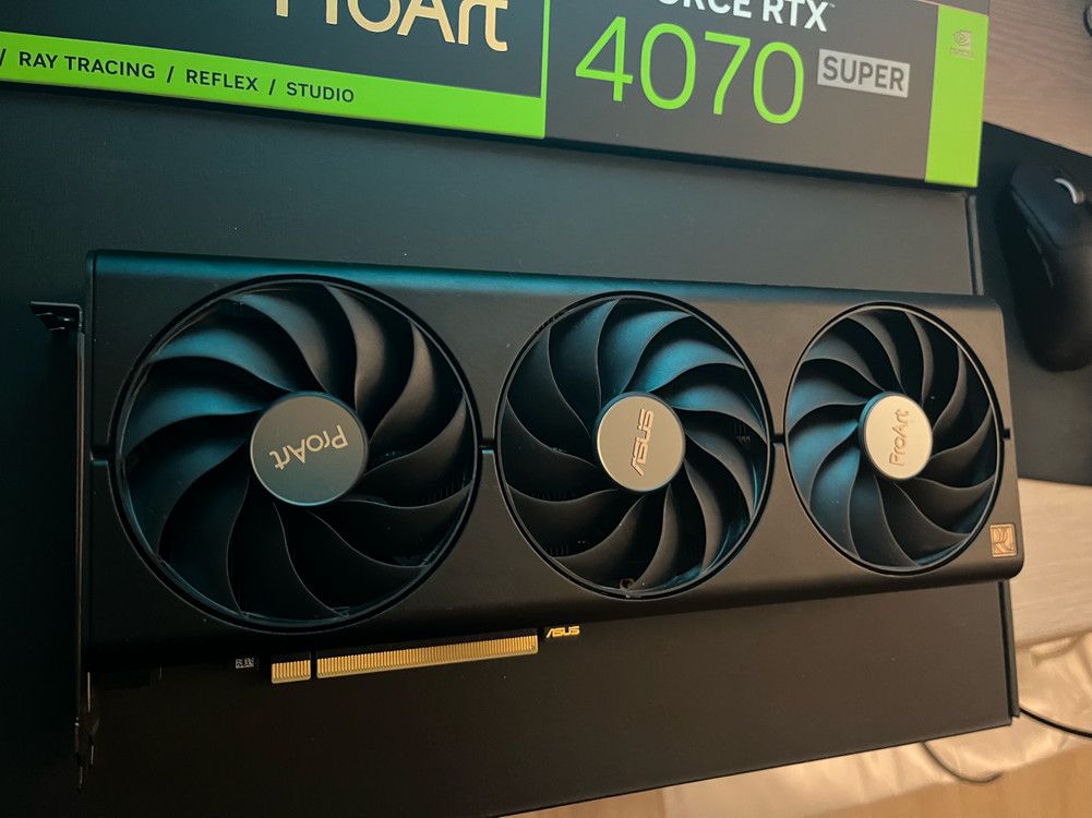 Asus RTX 4070 SUPER proart 그래픽카드 이미지