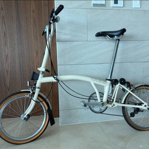 브롬톤 접이식 자전거 아이보리 이미지