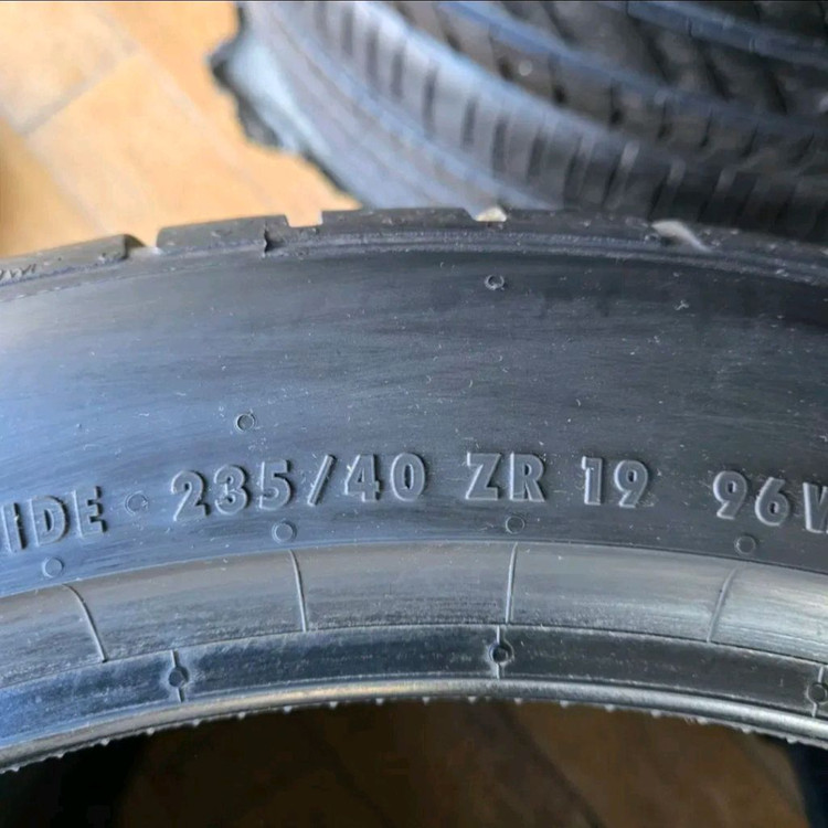 235 40 19 / 2354019 #2354019콘티넨탈 올시즌 2본 이미지