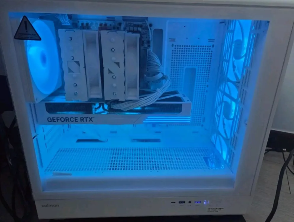 화이트 게이밍 PC 9800x3d 5070Ti 32G 2TB - 안심되는 중고거래