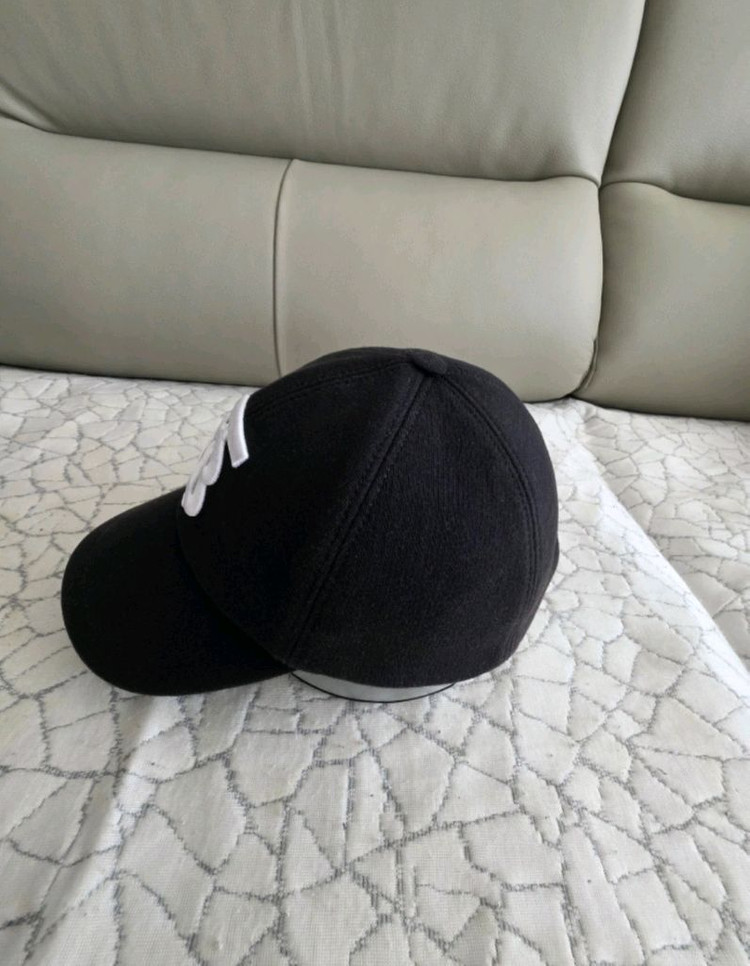 버버리 TB 로고 볼캡 블랙버버리 TB 블랙 볼캡 두번착용후 명품케어받았습니다 이미지