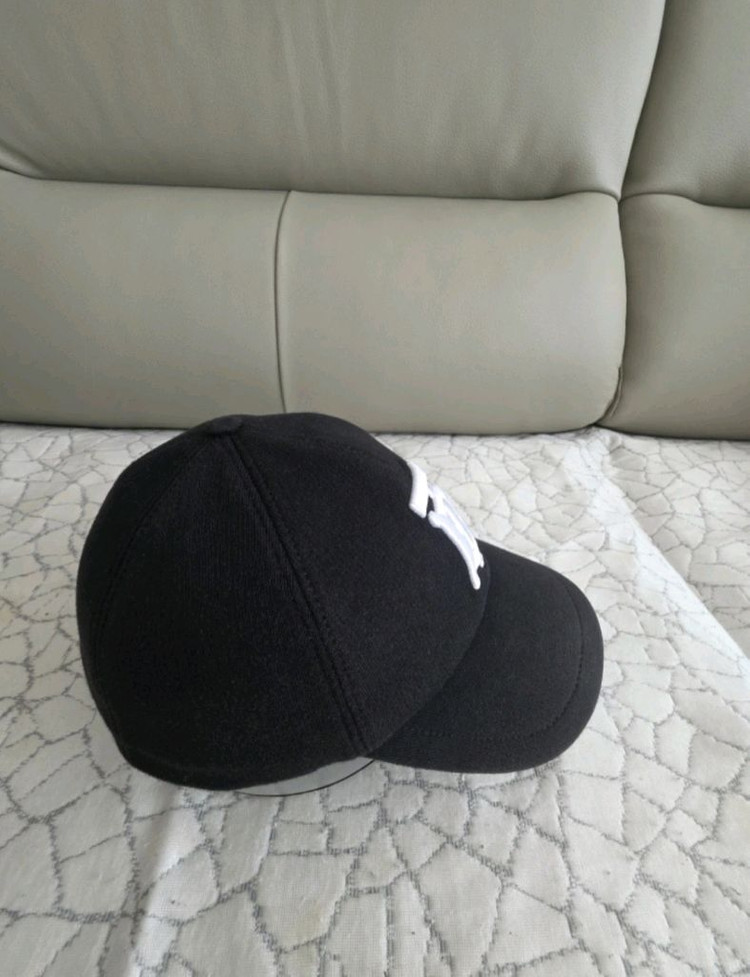 버버리 TB 로고 볼캡 블랙버버리 TB 블랙 볼캡 두번착용후 명품케어받았습니다 이미지