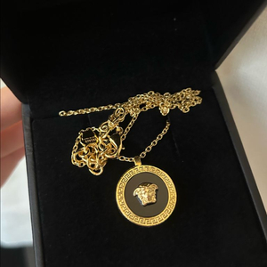베르사체 메두사 목걸이 이미지