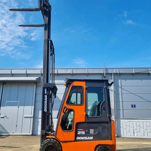 두산 2.5톤 3단마스트 자동발 디젤중고지게차 이미지