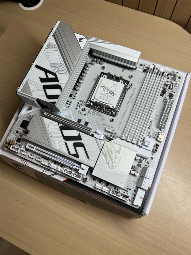 RYZEN 7 9800X3D 정품팩,B650M 어로스 엘리트 ice 보드셋 이미지
