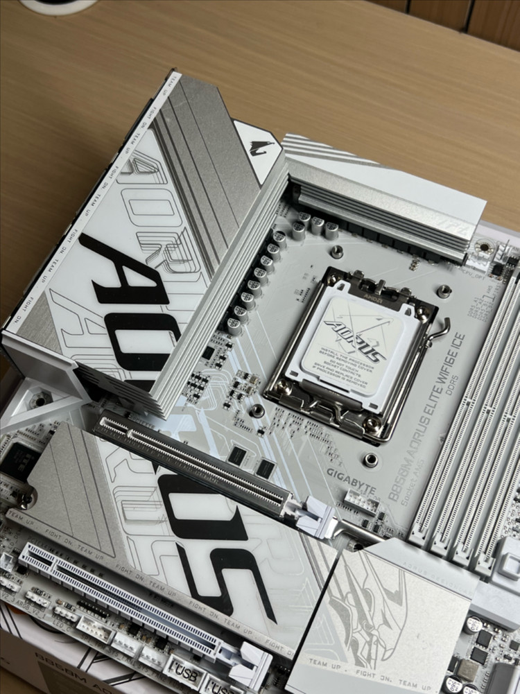 RYZEN 7 9800X3D 정품팩,B650M 어로스 엘리트 ice 보드셋 이미지