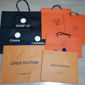 명품 쇼핑백 여러개 (샤넬, 루이비통, 에르메스, 디올) 이미지