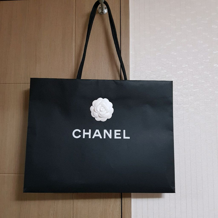 명품 쇼핑백 여러개 (샤넬, 루이비통, 에르메스, 디올) 이미지