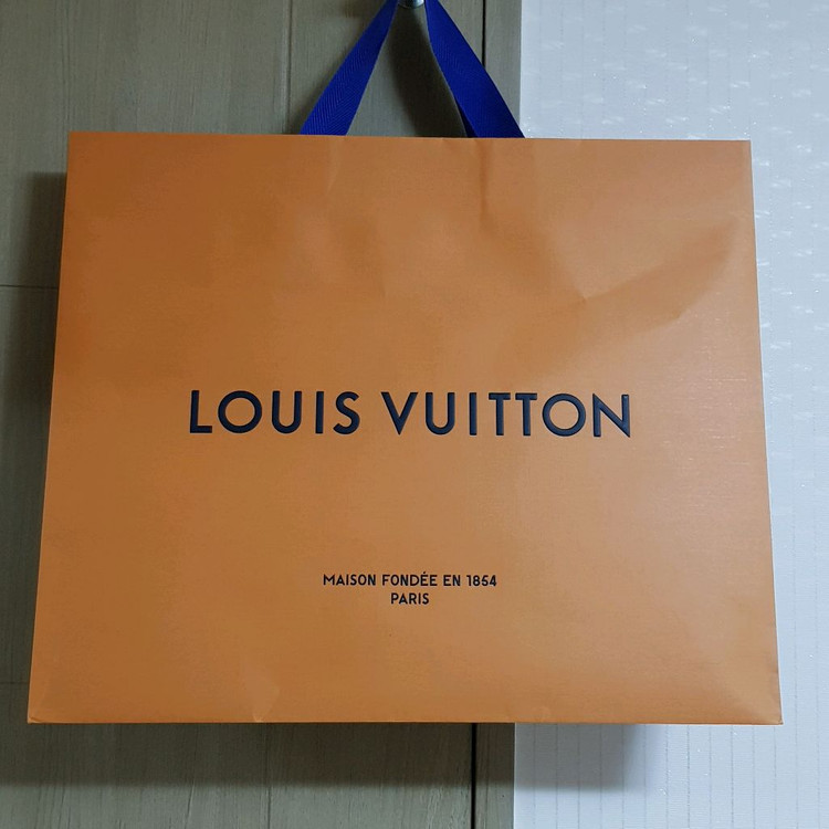 명품 쇼핑백 여러개 (샤넬, 루이비통, 에르메스, 디올) 이미지