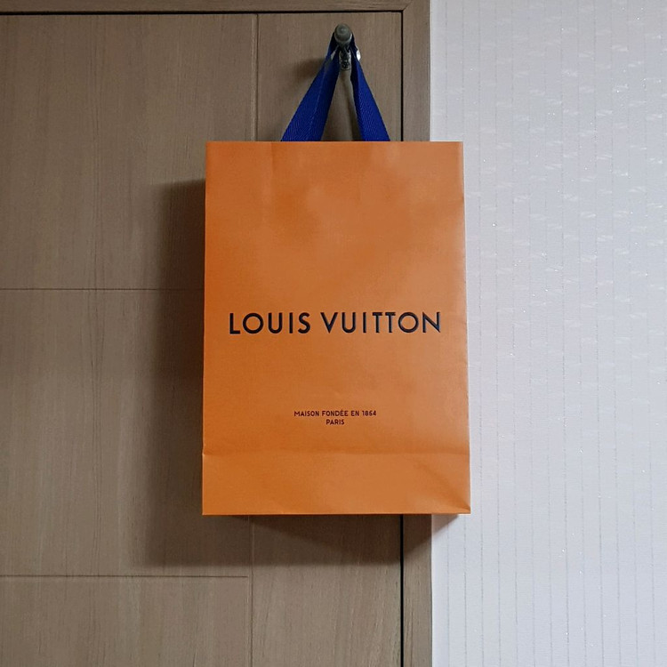 명품 쇼핑백 여러개 (샤넬, 루이비통, 에르메스, 디올) 이미지