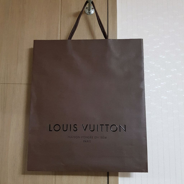 명품 쇼핑백 여러개 (샤넬, 루이비통, 에르메스, 디올) 이미지