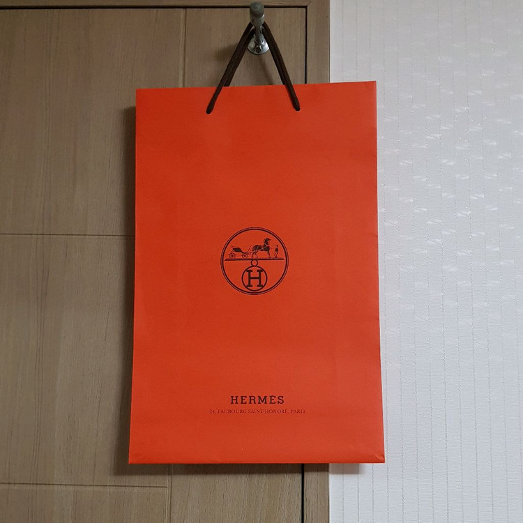 명품 쇼핑백 여러개 (샤넬, 루이비통, 에르메스, 디올) 이미지