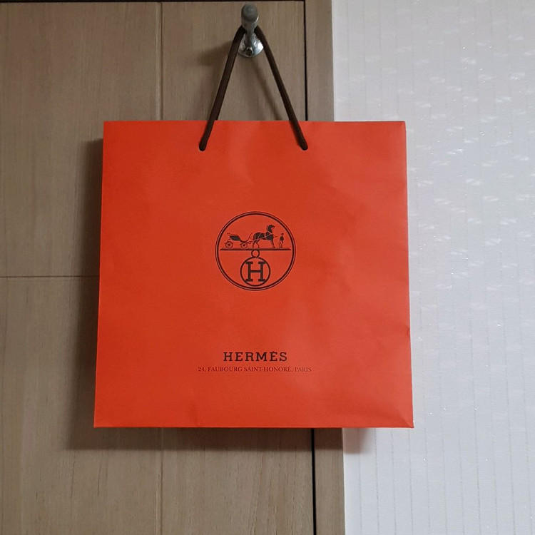 명품 쇼핑백 여러개 (샤넬, 루이비통, 에르메스, 디올) 이미지