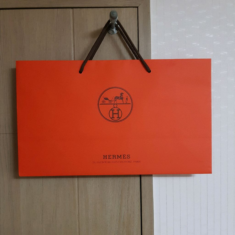 명품 쇼핑백 여러개 (샤넬, 루이비통, 에르메스, 디올) 이미지