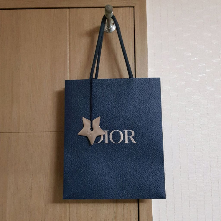 명품 쇼핑백 여러개 (샤넬, 루이비통, 에르메스, 디올) 이미지