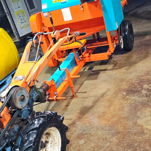 대동 경운기와 탈곡기 세트입니다농업에 유용하게 사용될 수 있습니다 이미지