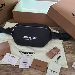 버버리 힙색 벨트백크로스백숄더백테수토호보백가방백팩구찌루이비통디올샤넬생로랑셀린느에르메스버버리로로피아나델보 이미지