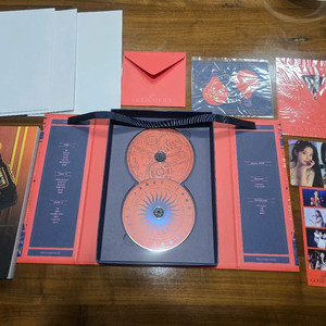 아이유 블루레이 골든아워 콘서트 2022 IU The Golden Hour 앨범 개봉품 이미지