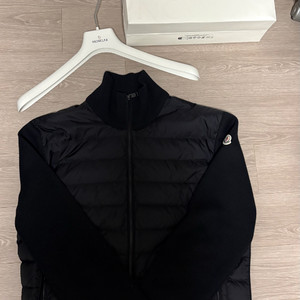 몽클레어 니트 패딩 25년식 새상품급 풀구성 이미지