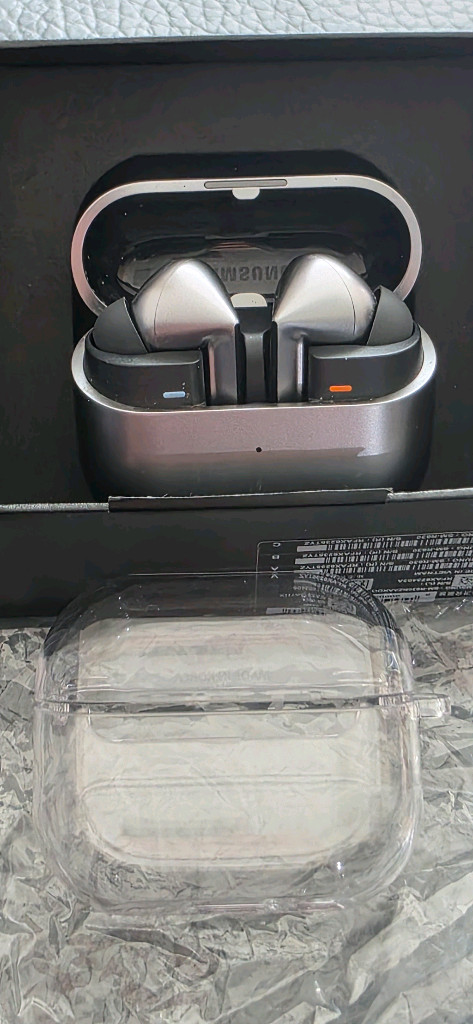 버즈3프로 실버 이미지