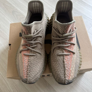 아디다스 이지부스트 350 V2 샌드 토프 색상 275 이미지