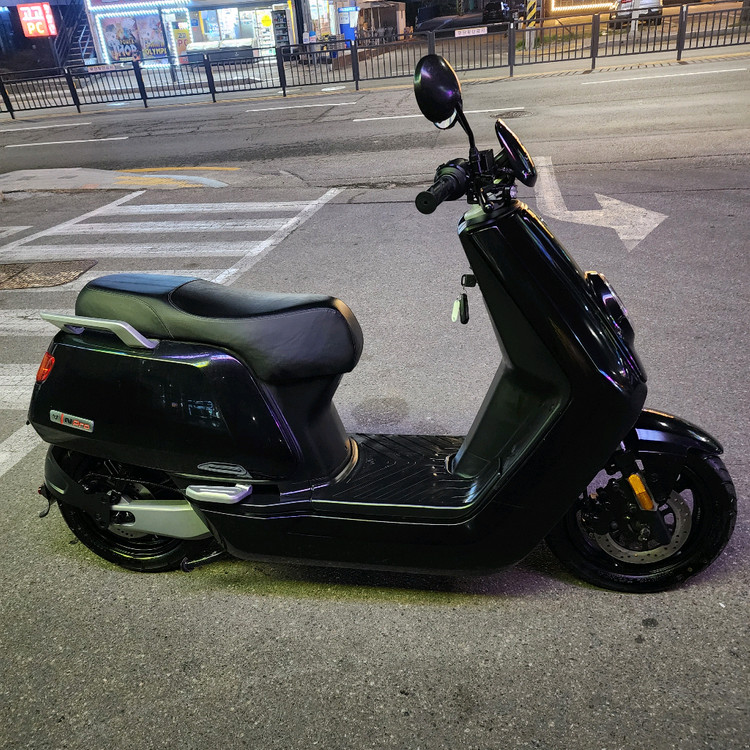 니우엔프로 19년식 3km 새상품외 한대 더 같이 처분합니다. 전기스쿠터 이미지