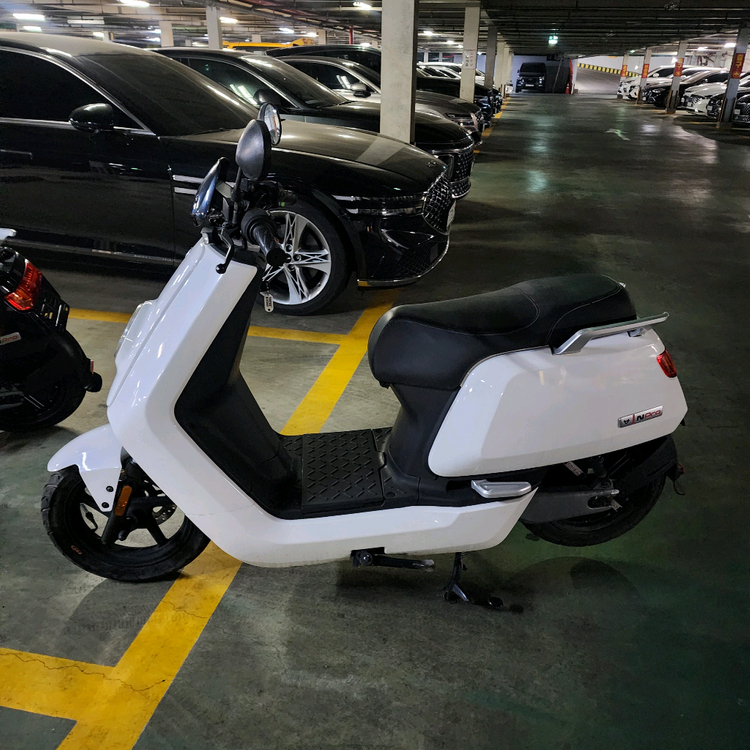 니우엔프로 19년식 3km 새상품외 한대 더 같이 처분합니다. 전기스쿠터 이미지